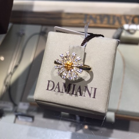 ダミアーニの金細工の熟練技と選び抜かれた宝石が、生き生きとした一輪のマルゲリータを表現している